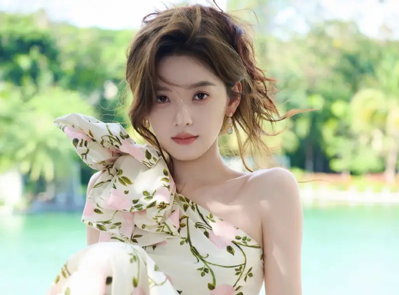 《物质主义者》首映!达妹美队带佩爹扇子登红毯
