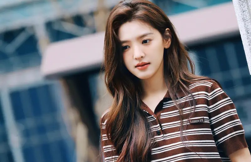 小S的13岁小女儿玩自拍,抹红唇烫波浪卷发,和大S女儿成鲜明对比