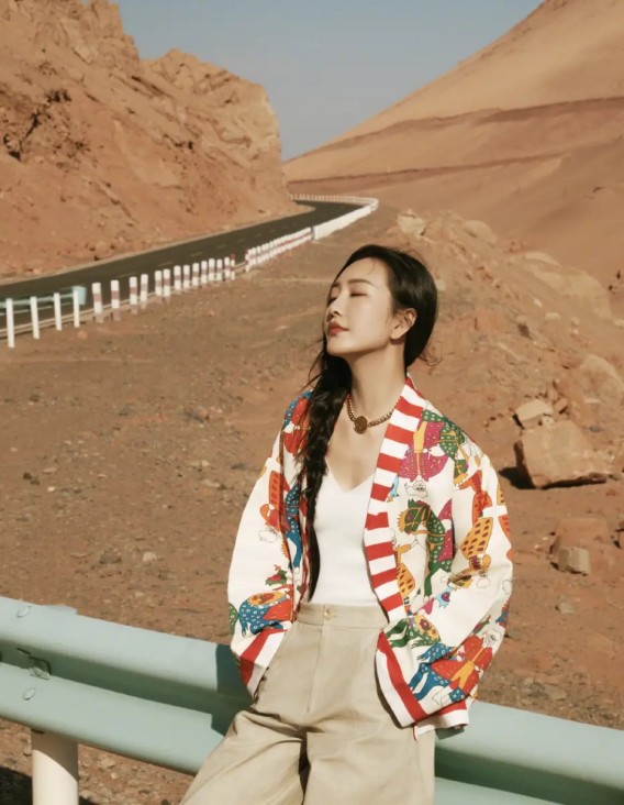 先导海报藏玄机！《超级少女》：米莉・阿尔柯克的叛逆超英与 DCU 新实验