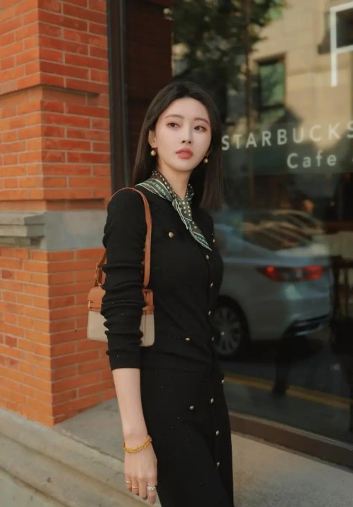 刘亦菲真空抹胸裙造型太惊艳，饱满身材藏不住！资本选人眼光果然毒辣  