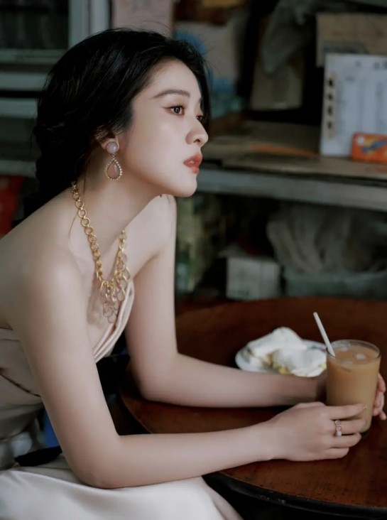 34岁冯提莫癌症复发后复播，巧妙遮挡手术疤痕，粉丝：女神别熬夜