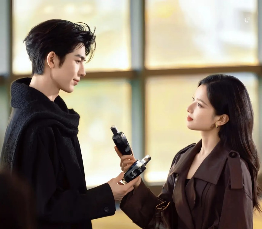 肖战名牌被撤只剩杨幂辛芷蕾引发粉丝骂战！微博之夜致歉