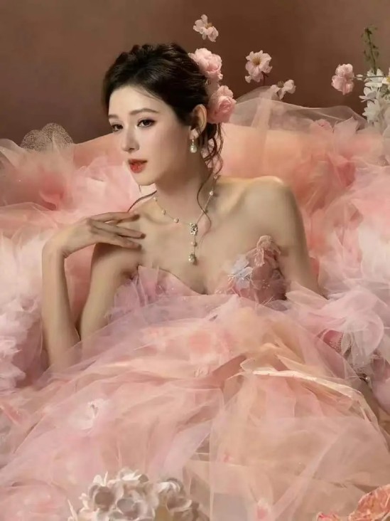 64岁黄秋燕近况曝光！曾嫁给李连杰生2女，如今再婚后重获幸福